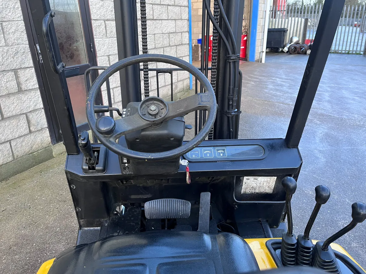 Forklift - Image 4