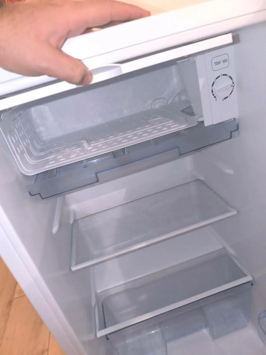 Under Counter Fridge 91l - Image 3