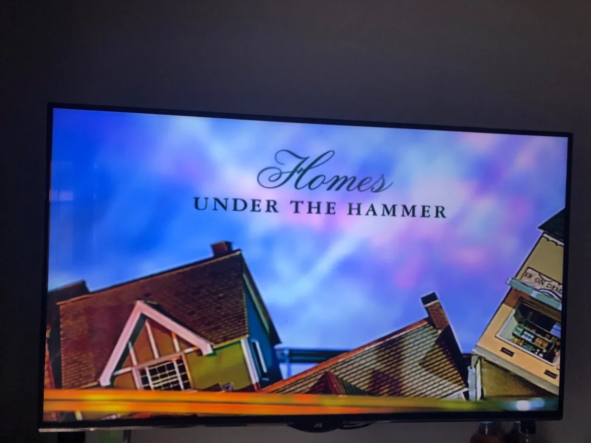 JVC 43” tv and wall bracket €200 - Image 2