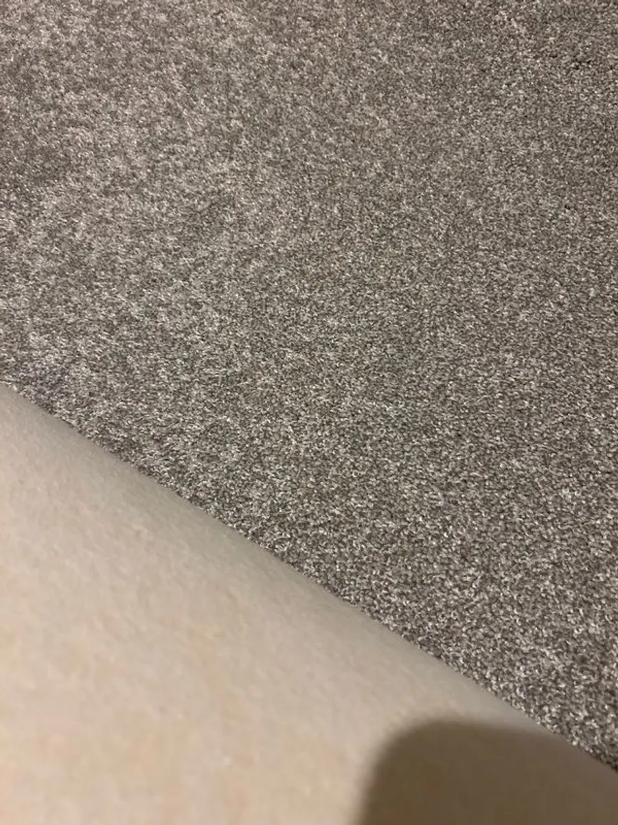 3x4m brand new roll of carpet - Image 3