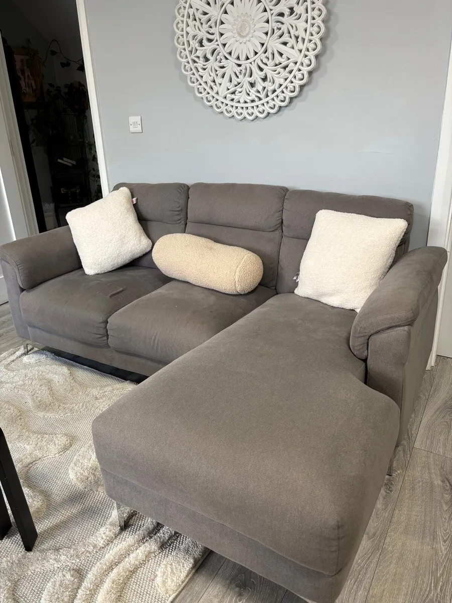 Dinning Table and Chairs - Image 4