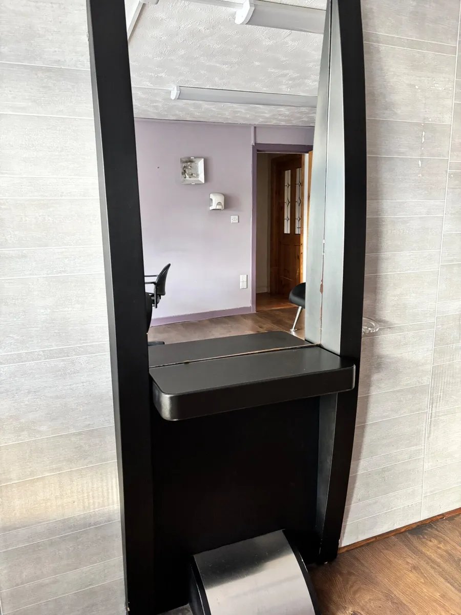 Hairdressing station - Image 1