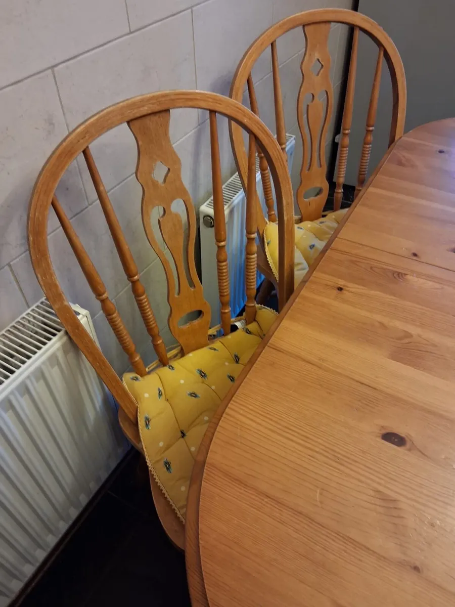 Extendable table & 4 chairs - Image 3
