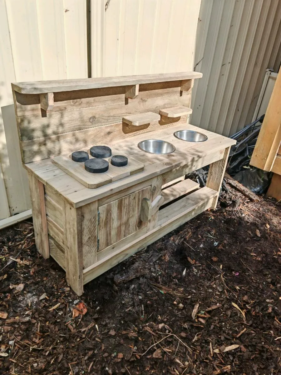 Handmade kids mud kitchen - Image 2