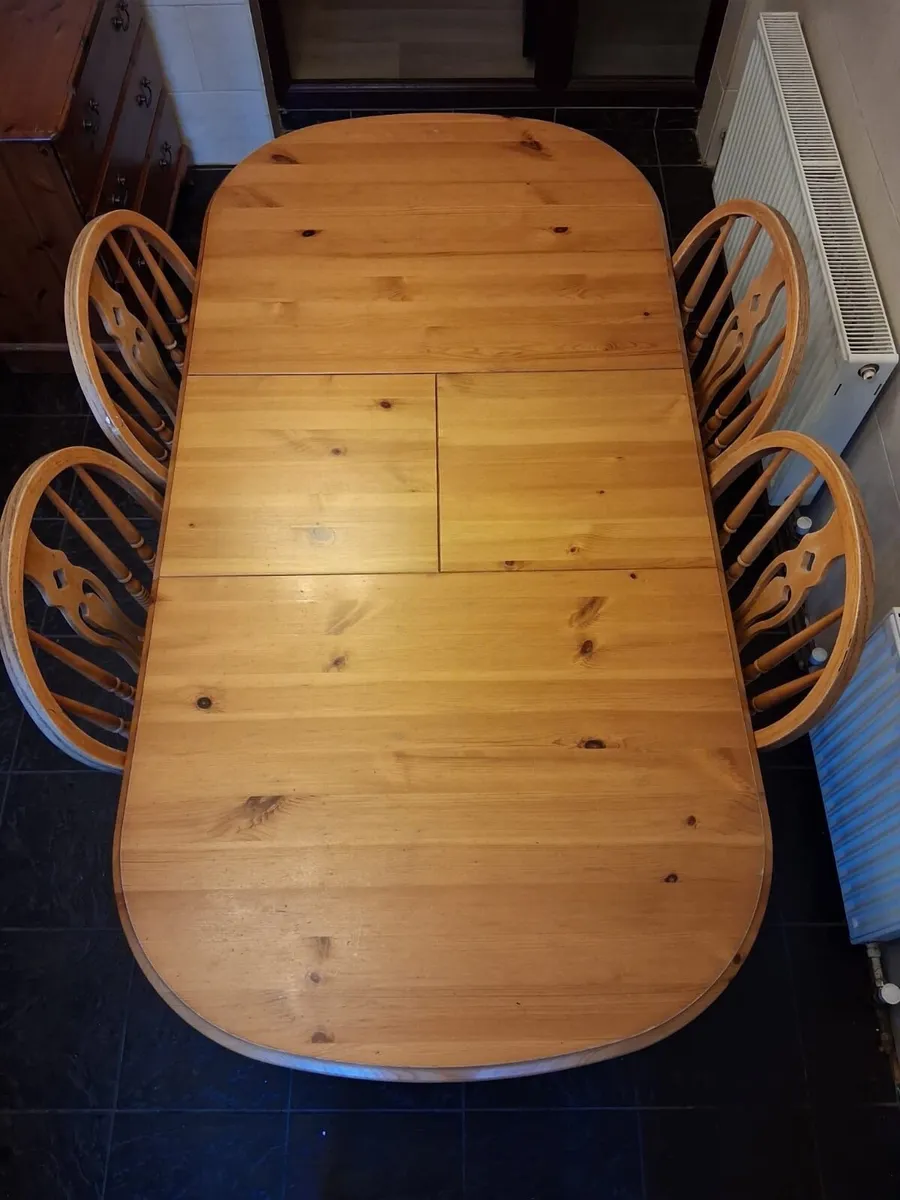 Extendable table & 4 chairs - Image 1