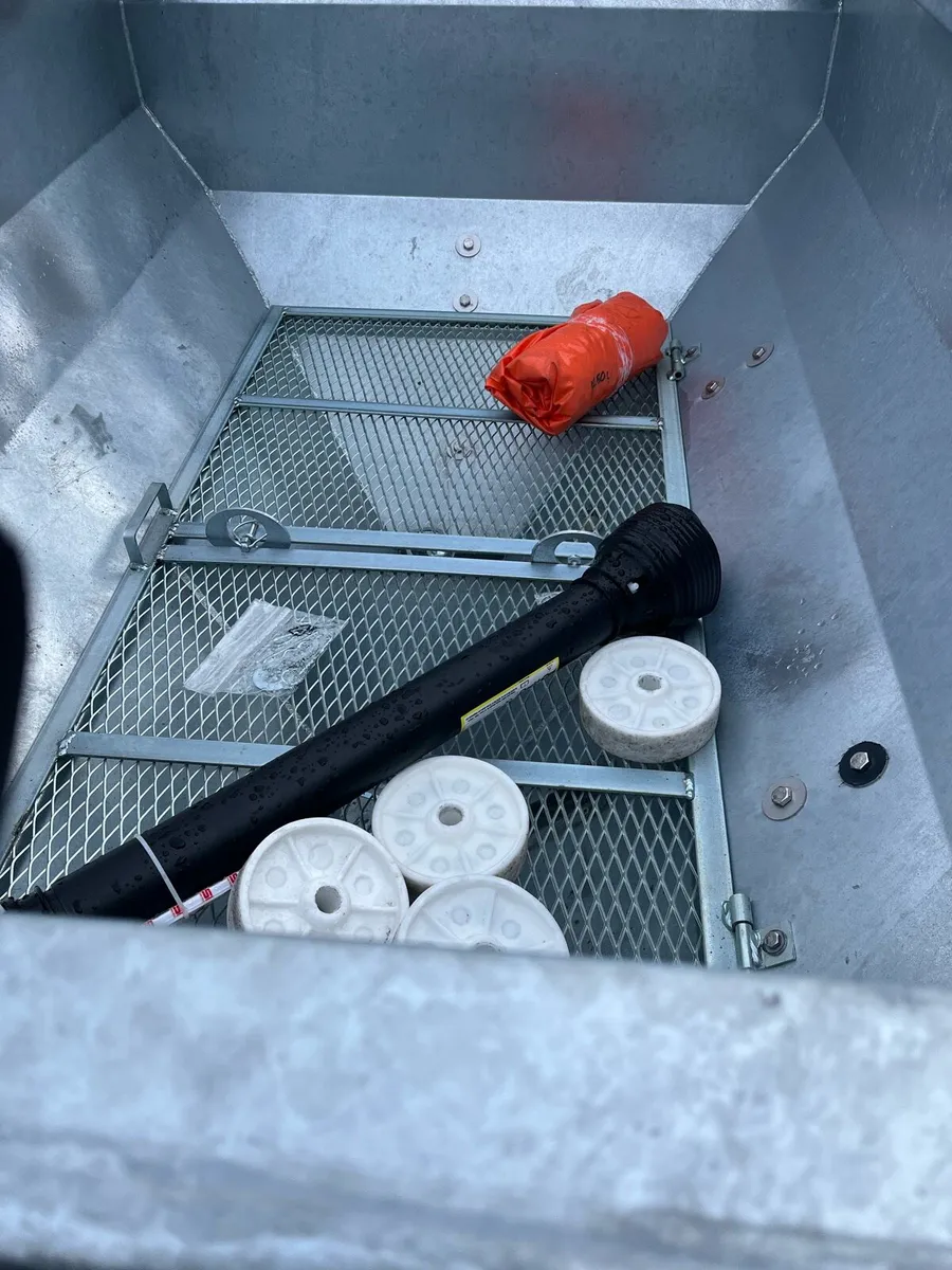 Fertiliser spreader - Image 2