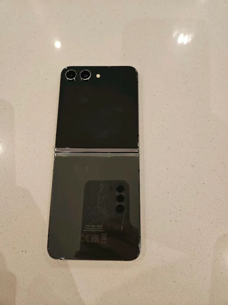 Samsung Galaxy Flip 5 - Image 3