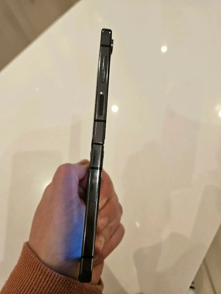 Samsung Galaxy Flip 5 - Image 4