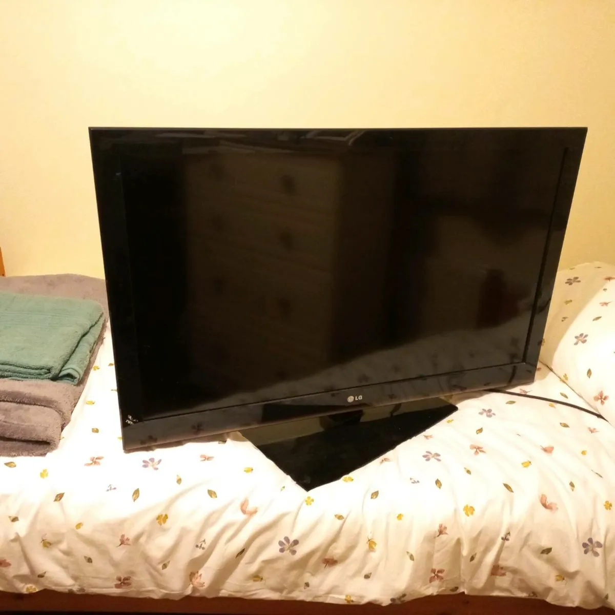 LG flatscreen TV - Image 1