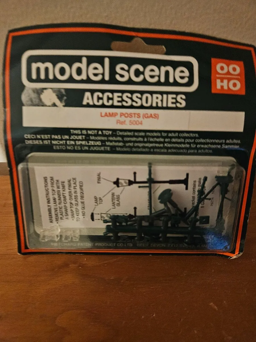 Hornby Model Scene Lamp Posts - Image 4