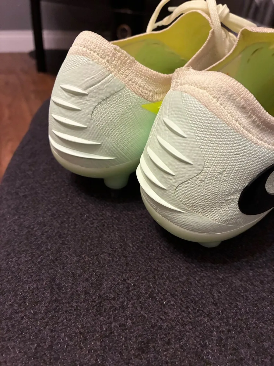 Nike Phantom Low Elite soft ground Size 9 (Adult) - Image 2