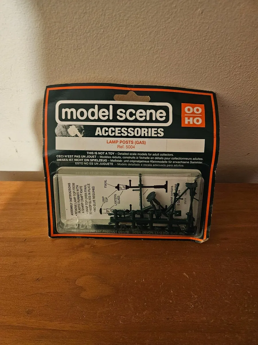 Hornby Model Scene Lamp Posts - Image 3