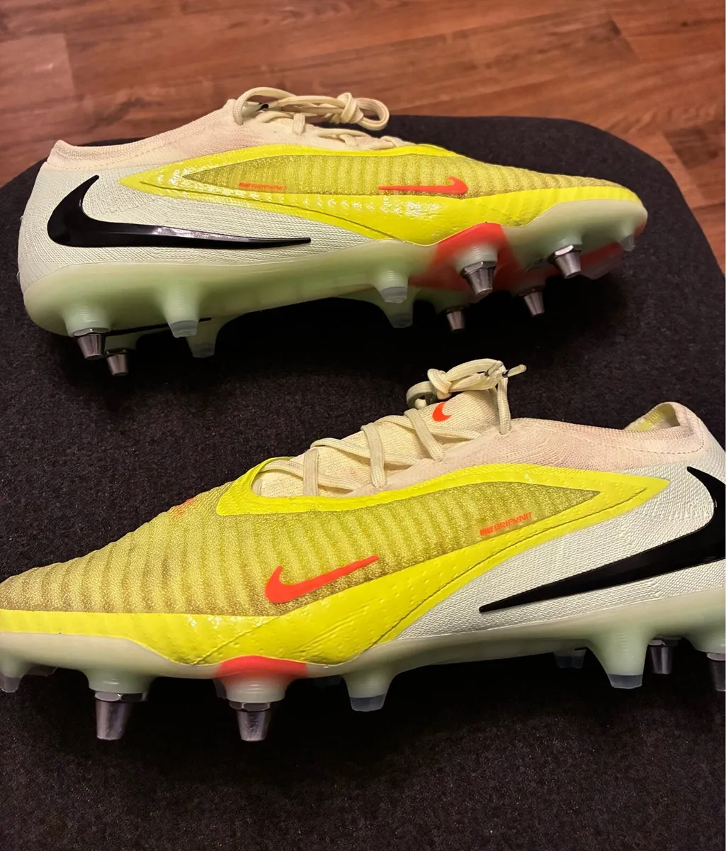 Nike Phantom Low Elite soft ground Size 9 (Adult) - Image 1