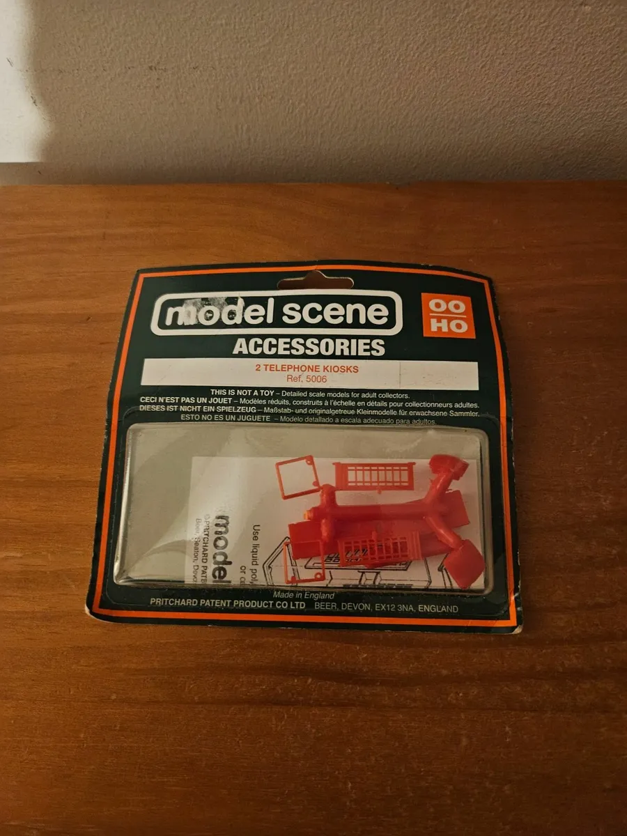 Hornby Model Scene Telephone Kiosks - Image 1
