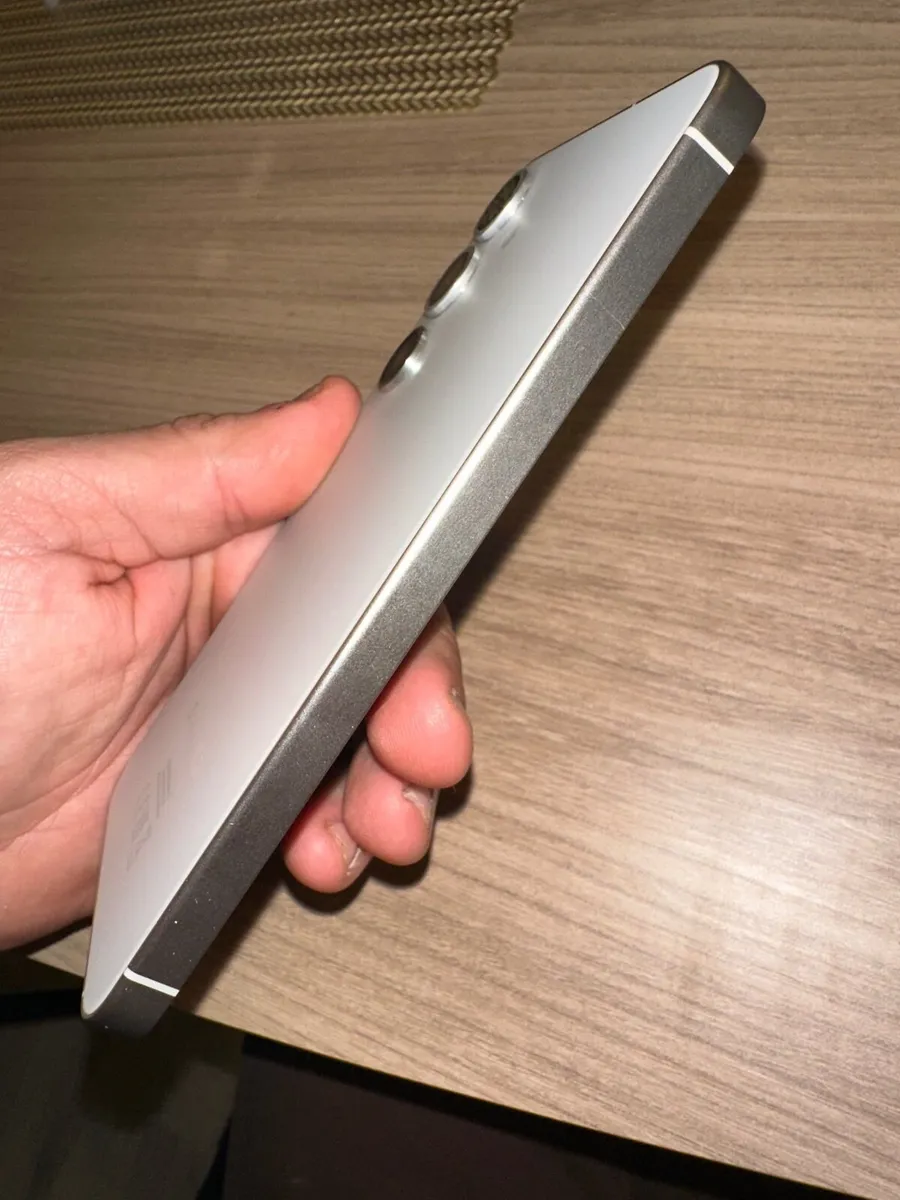 Samsung S24 - Image 1