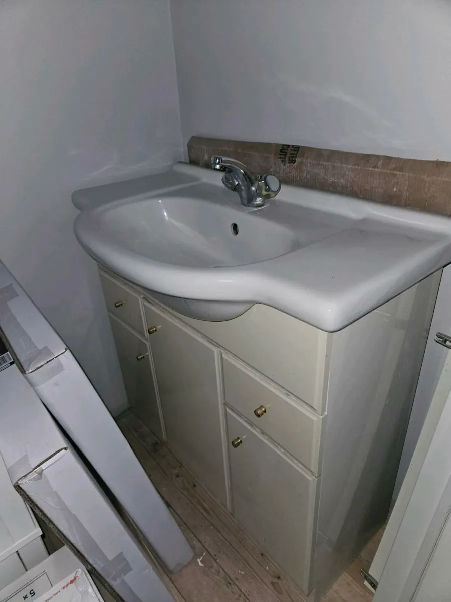 Bathroom sink unit - Image 1