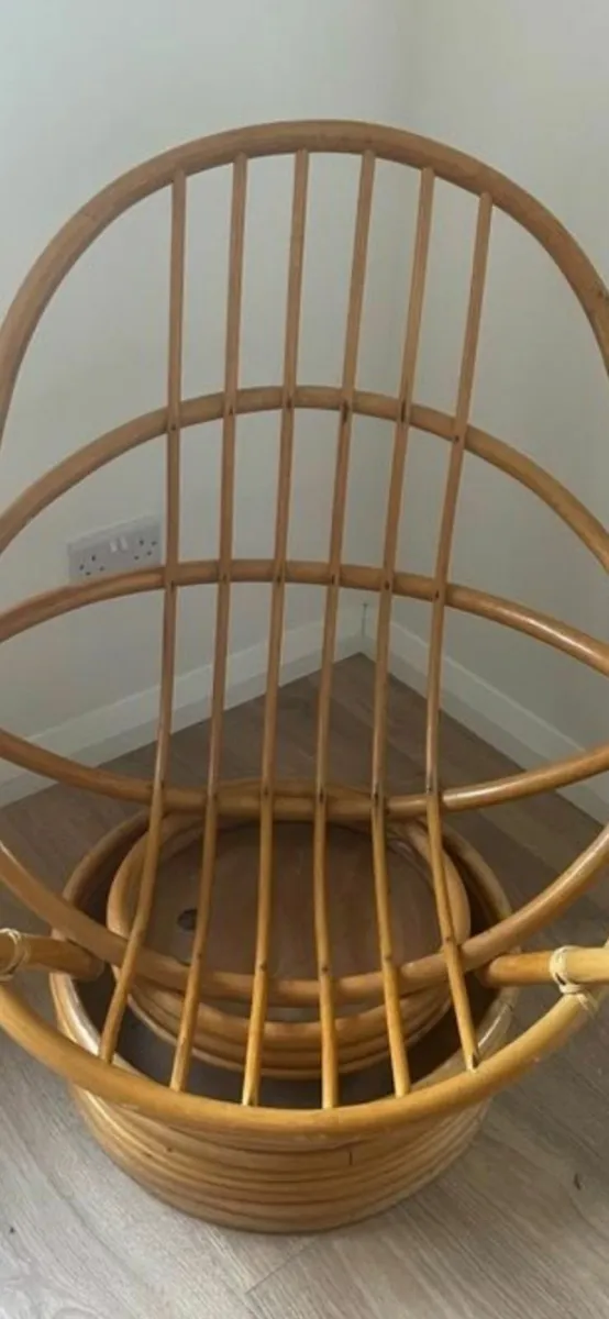 Mid century rattan swivel chair - Image 2