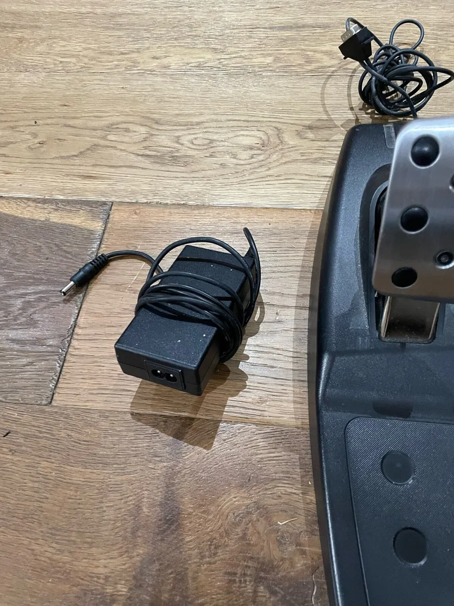 Logitech steering wheel and pedals - Image 4
