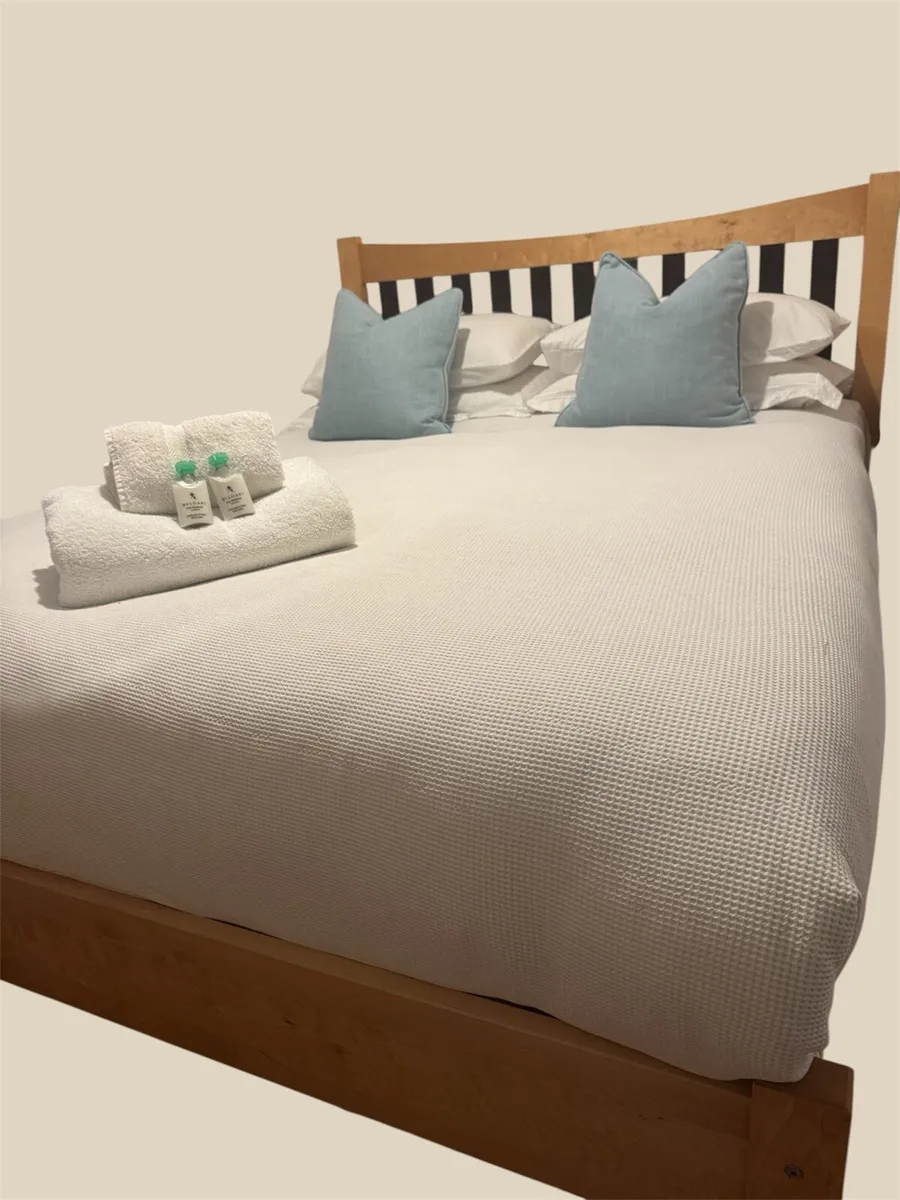 Bedroom suite - Image 1