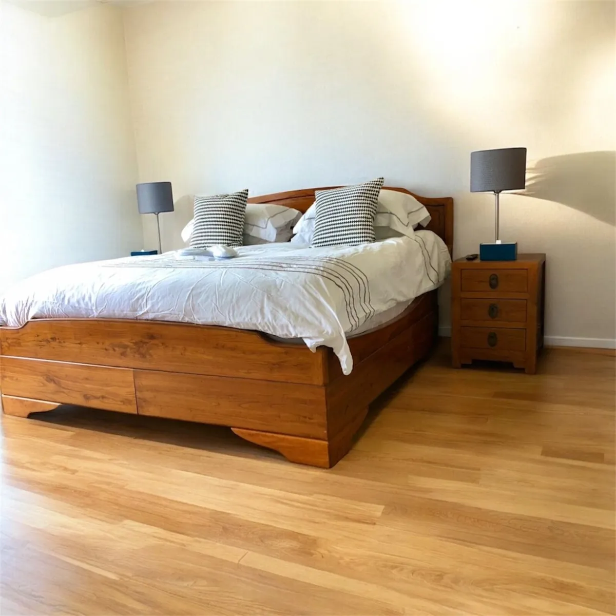 Bedroom suite - Image 1