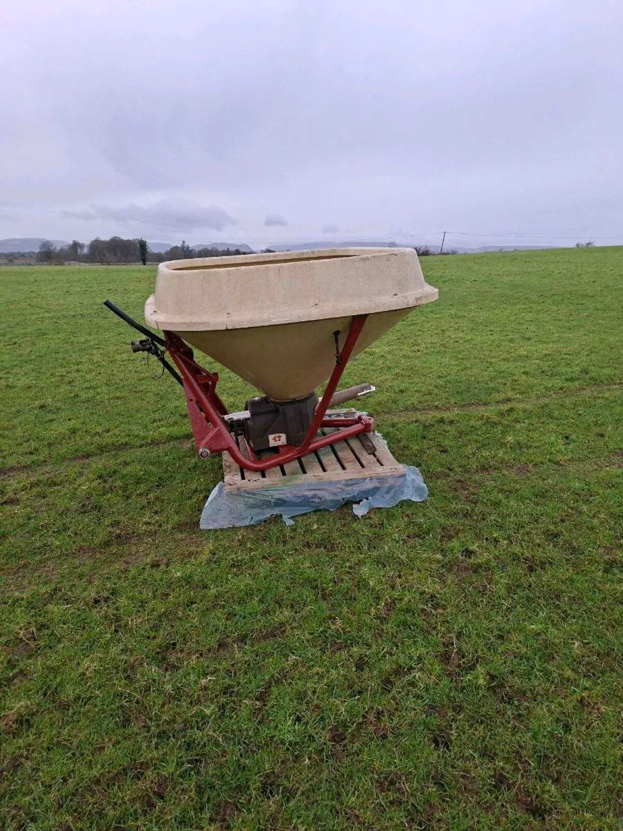 Fertliser spreader - Image 4