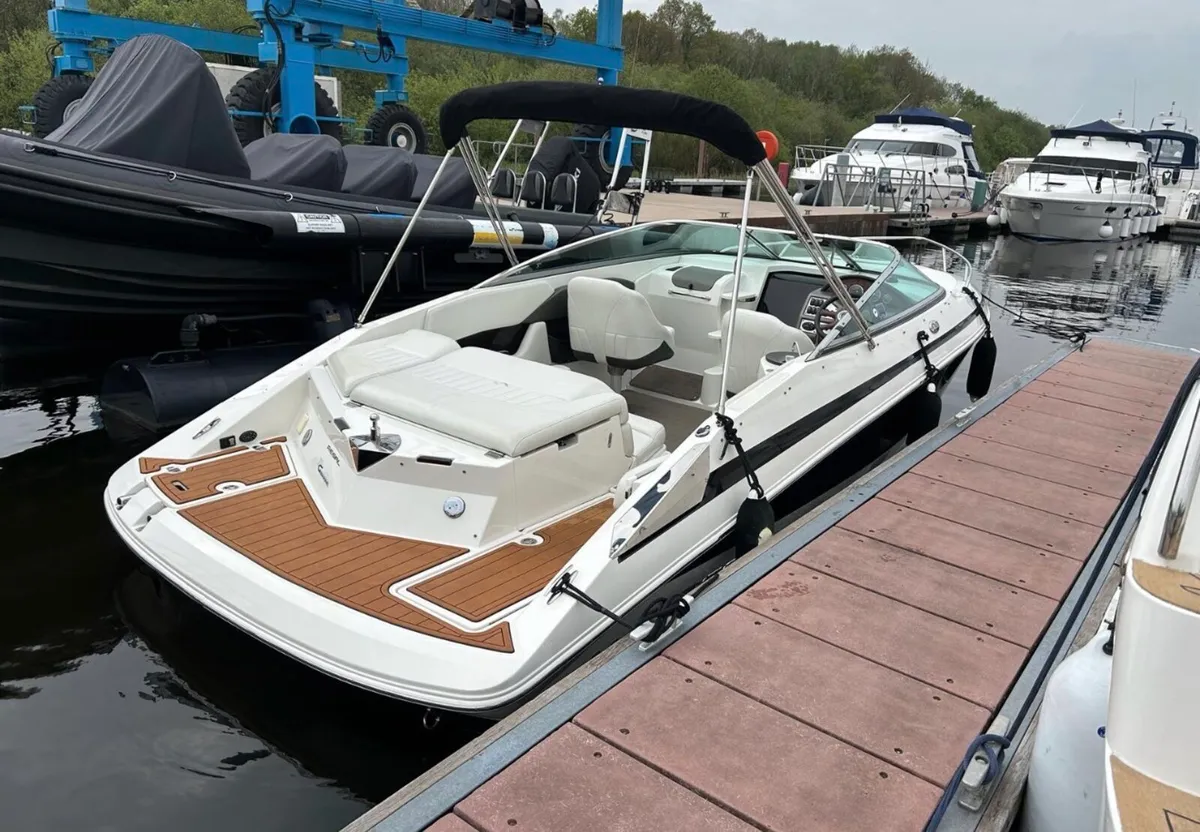2005 REGAL 2250 SPORTS CUDDY BOAT - Image 1