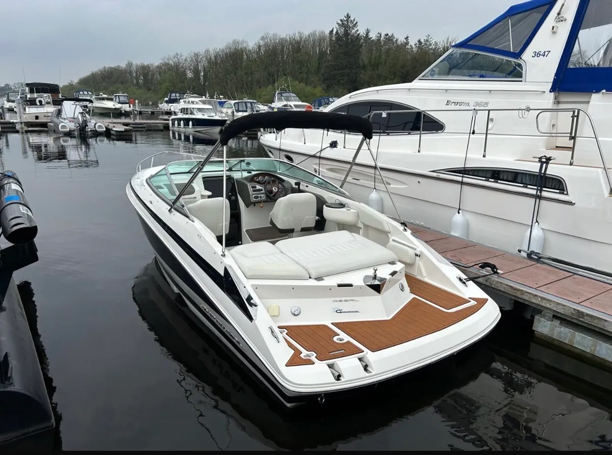 2005 REGAL 2250 SPORTS CUDDY BOAT - Image 2