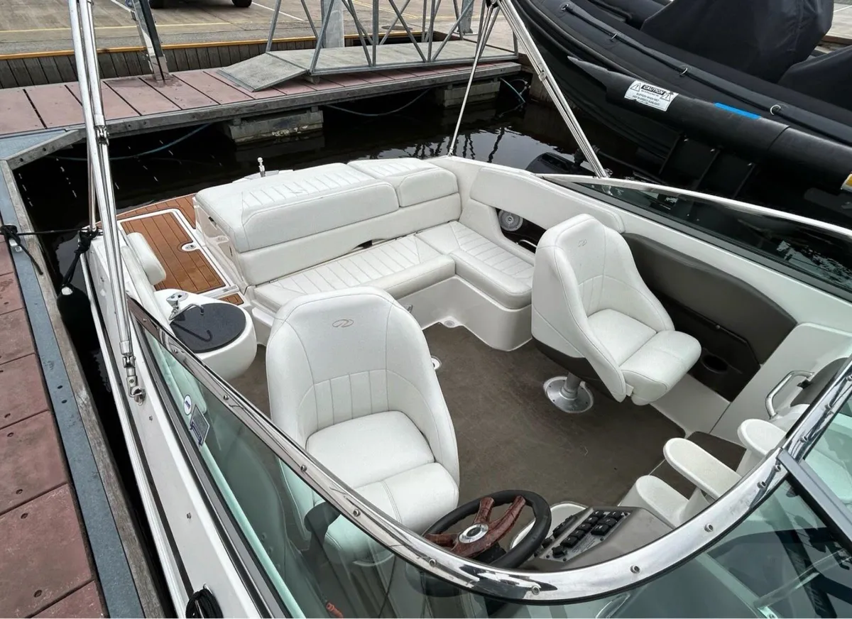 2005 REGAL 2250 SPORTS CUDDY BOAT - Image 3