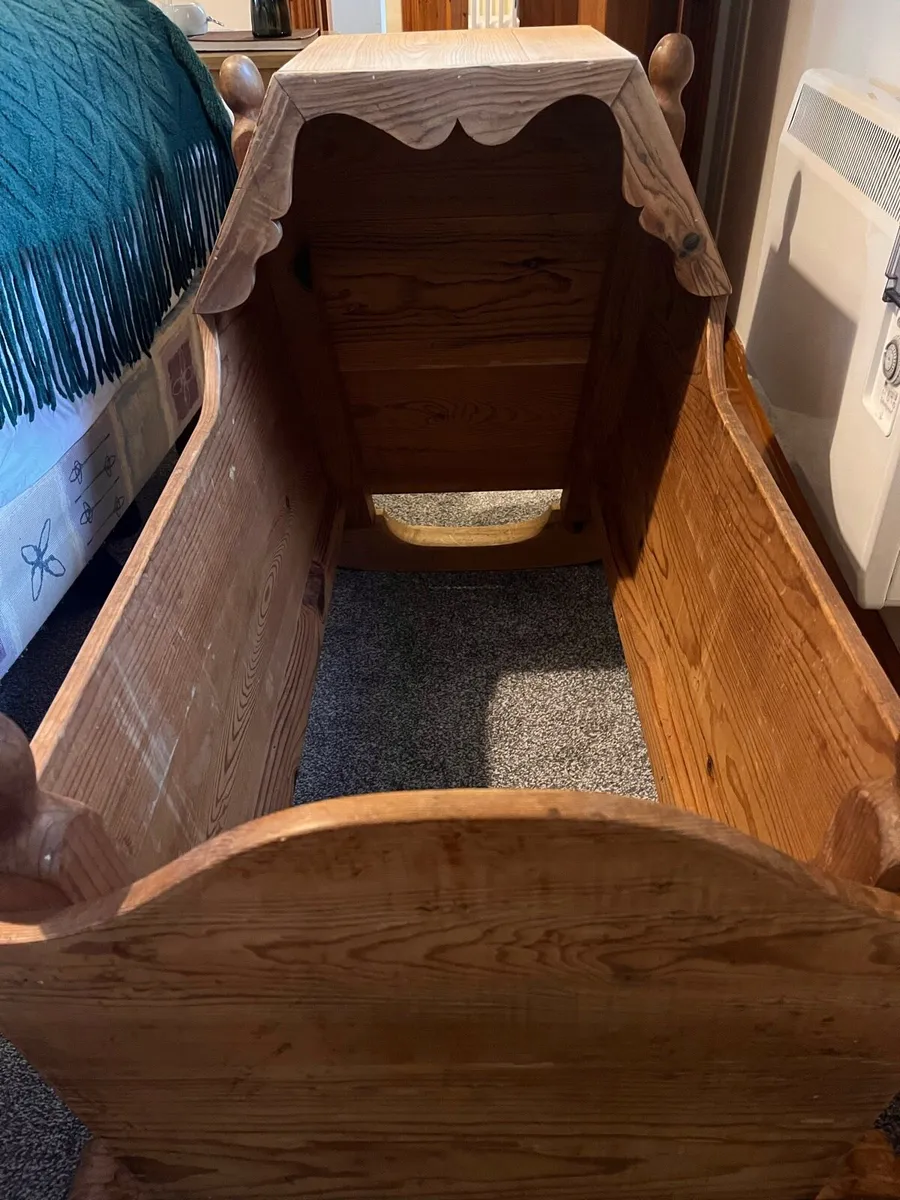 Vintage baby cradle - Image 1