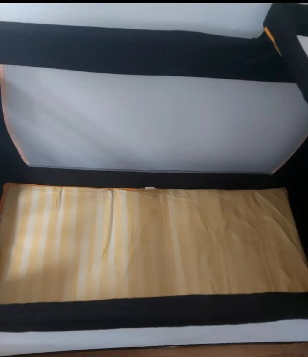 Travel cot - Image 2