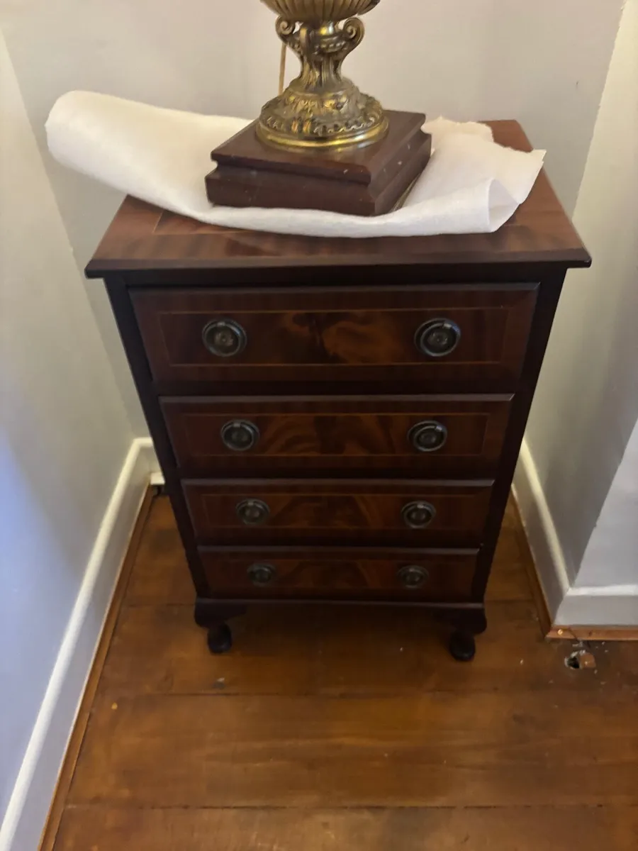 Mahogany unit with 4 drawers