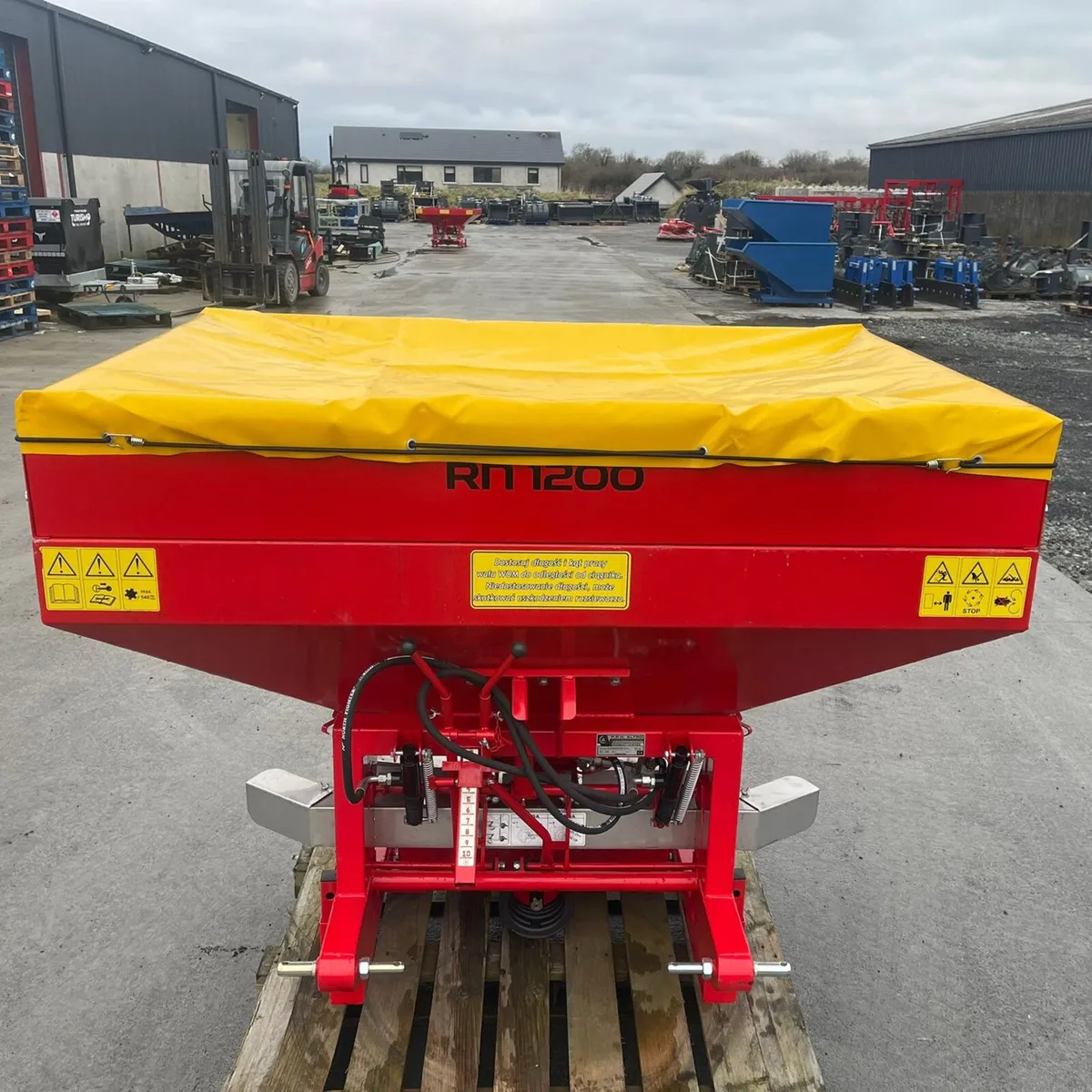 Altro Fertilizer Spreader - Image 1