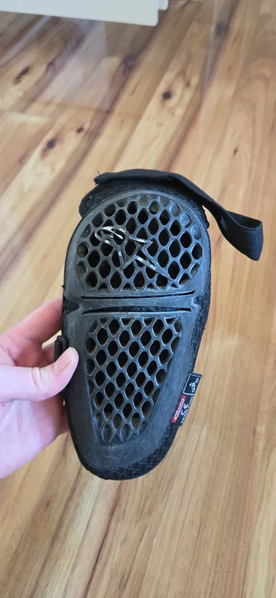 protective gear, see pics - Image 3