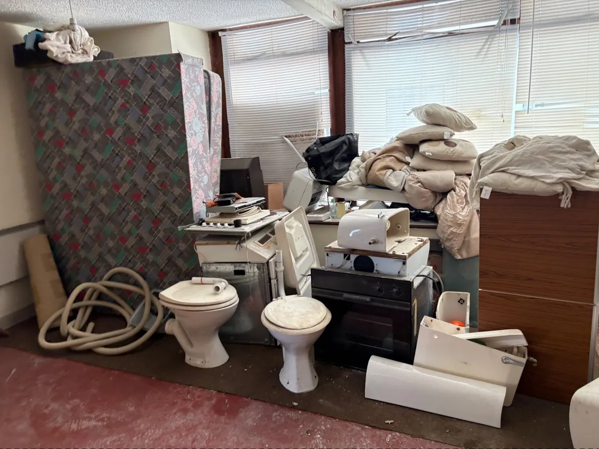 Surplus contents of flats - Image 1