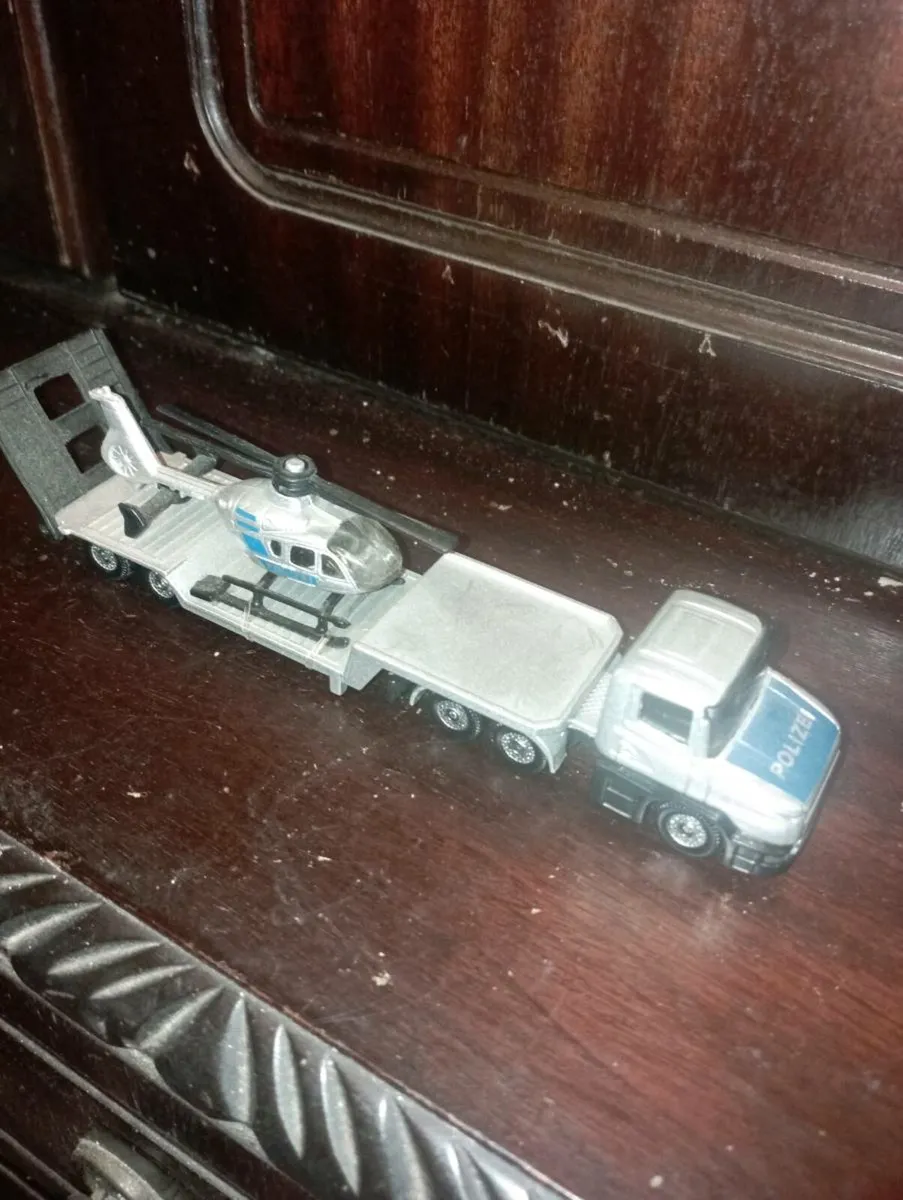 SIKU 1610POLIZEI 3-AXLE -T CAB TRUCK &LOW -LOADER - Image 2