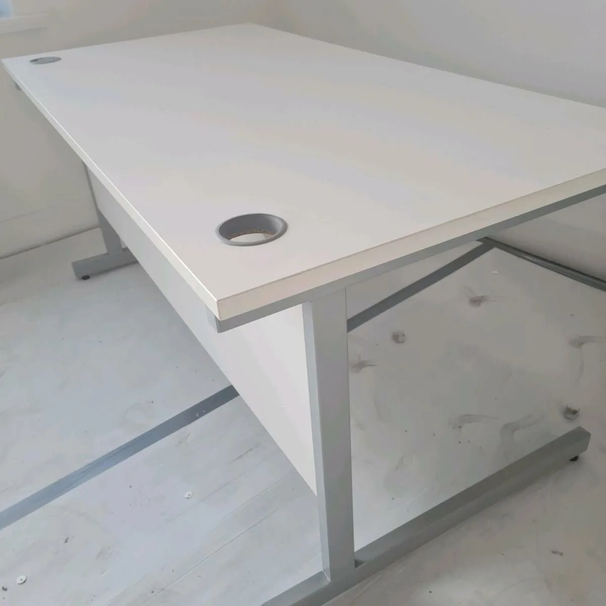 White 1800 mm cantilever office desks - Image 2
