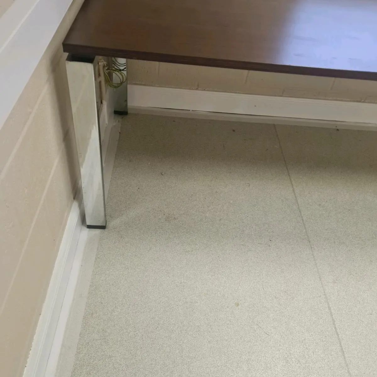 Walnut 2 metre executive office desks - Image 2