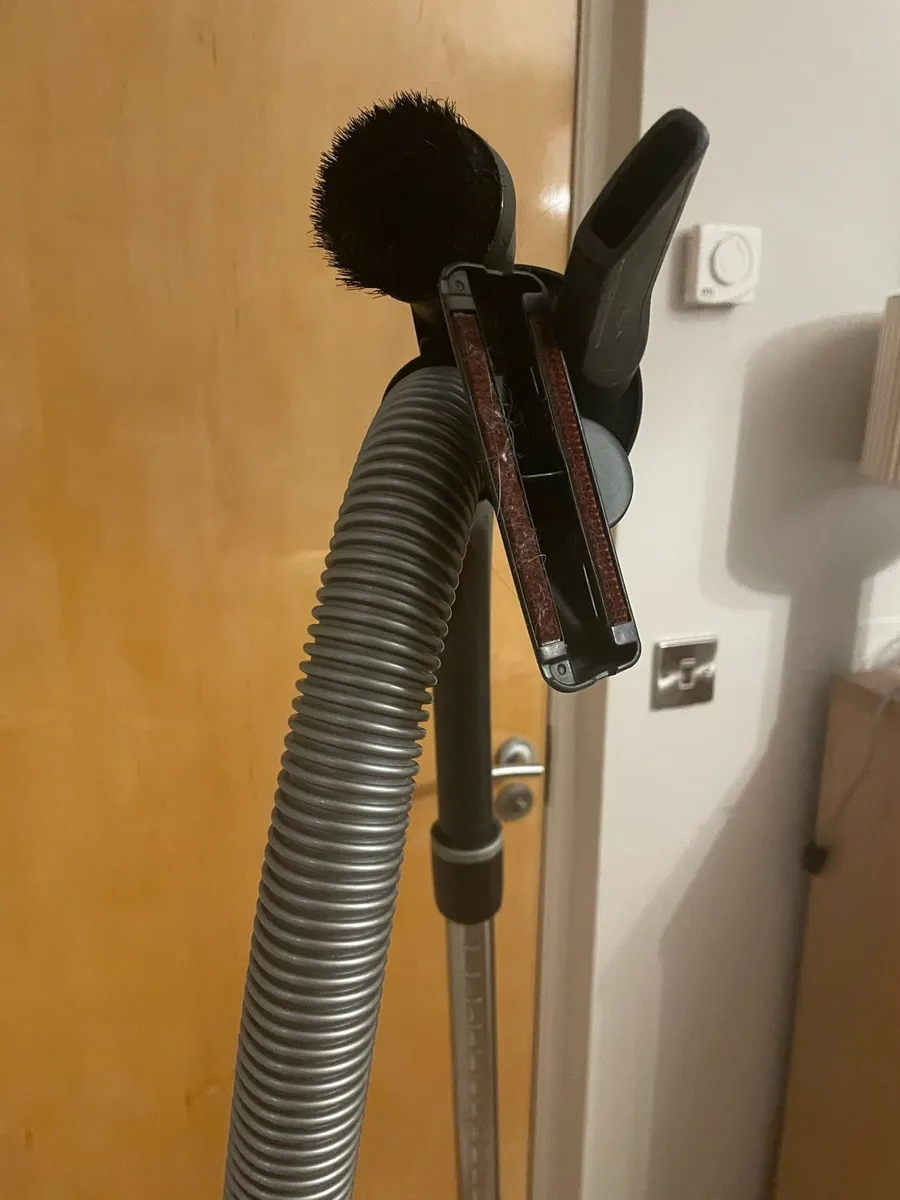 Hoover- Miele Boost CX1 - bagless - Image 4