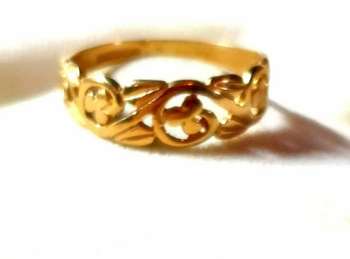 Vintage Hallmarked 9k Gold 'Clover' Unisex Ring - Image 2