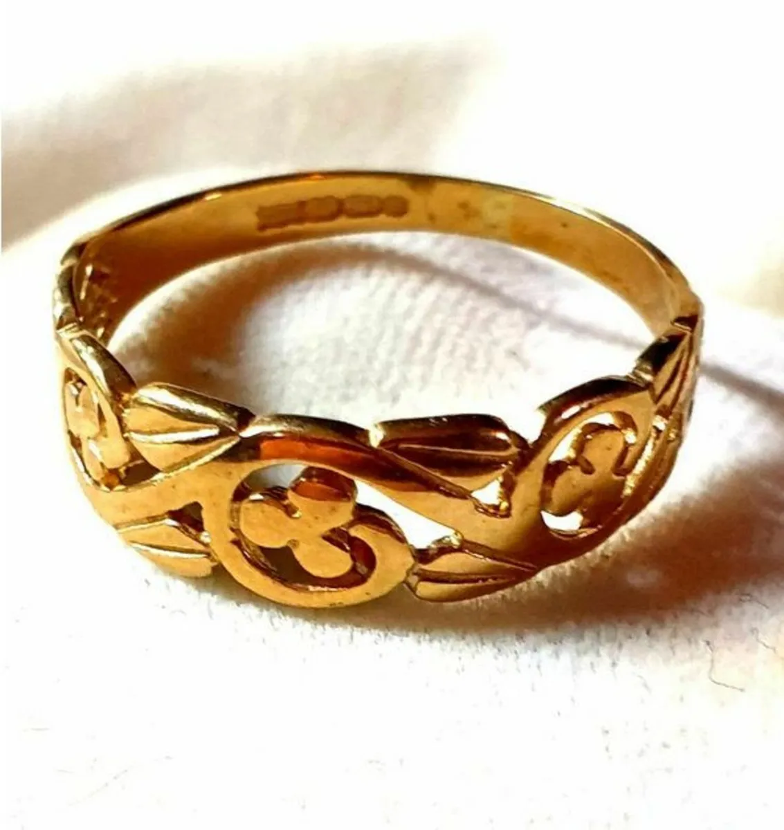 Vintage Hallmarked 9k Gold 'Clover' Unisex Ring - Image 1