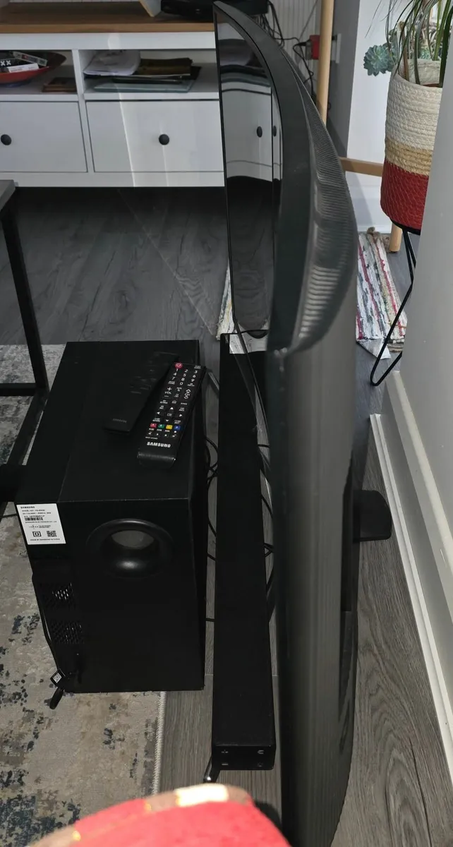 Samsung smart TV 48" with sub woofer and soundbar - Image 2