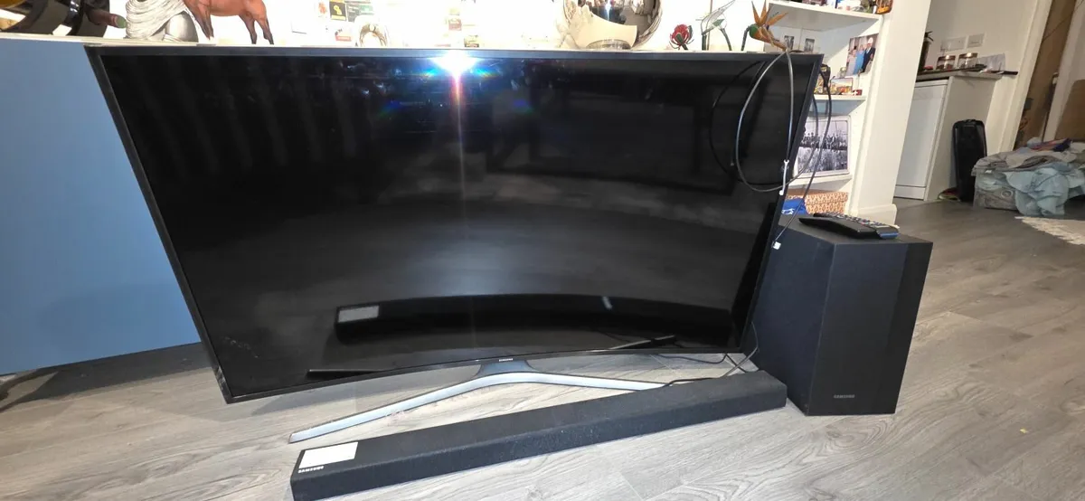 Samsung smart TV 48" with sub woofer and soundbar - Image 3