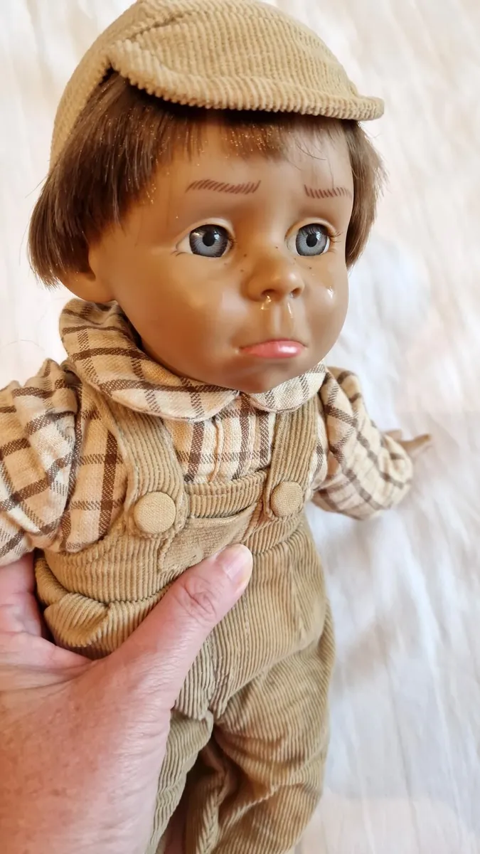 Crying porcelain doll - Image 1
