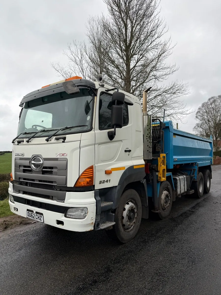 Hino grab lorry - Image 1