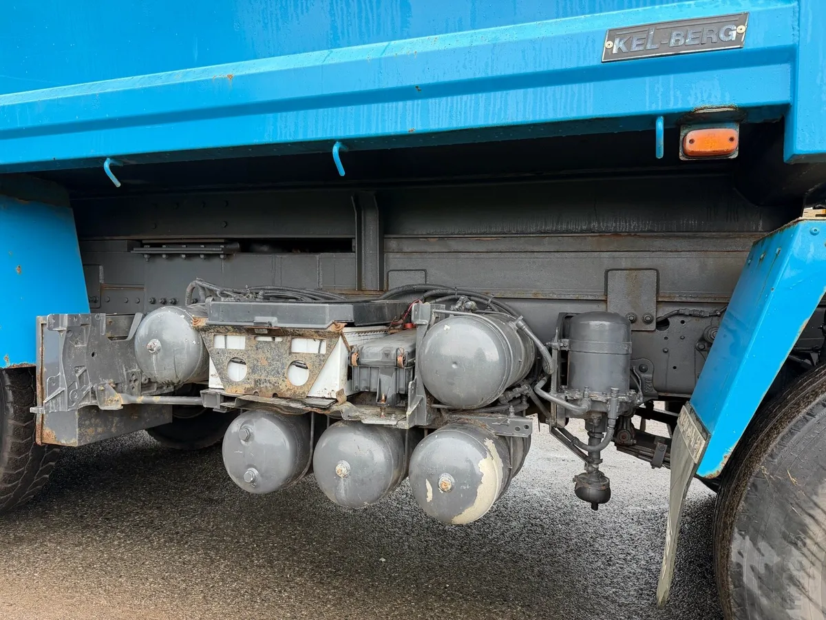 Hino grab lorry - Image 4