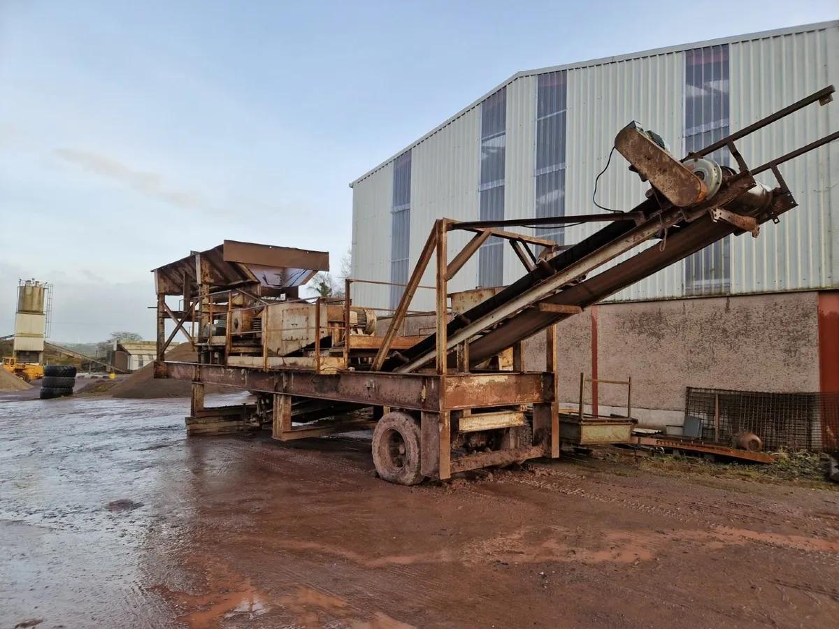 Secondary crusher with pre screen - Image 1
