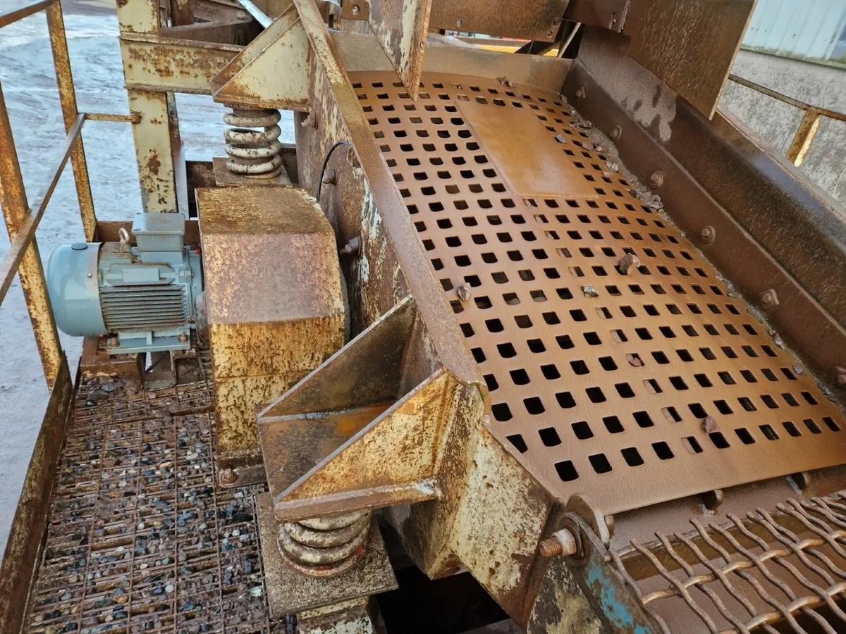 Secondary crusher with pre screen - Image 2