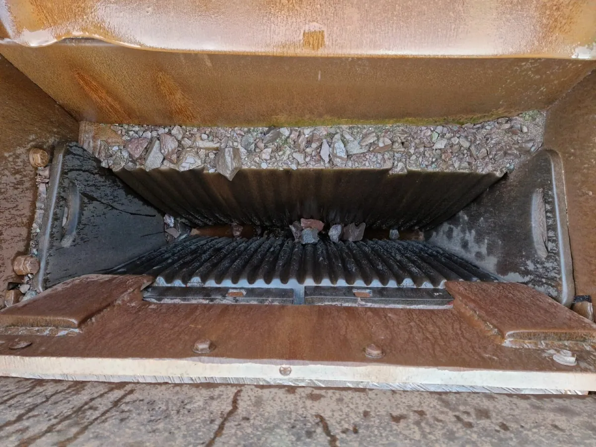 Secondary crusher with pre screen - Image 4