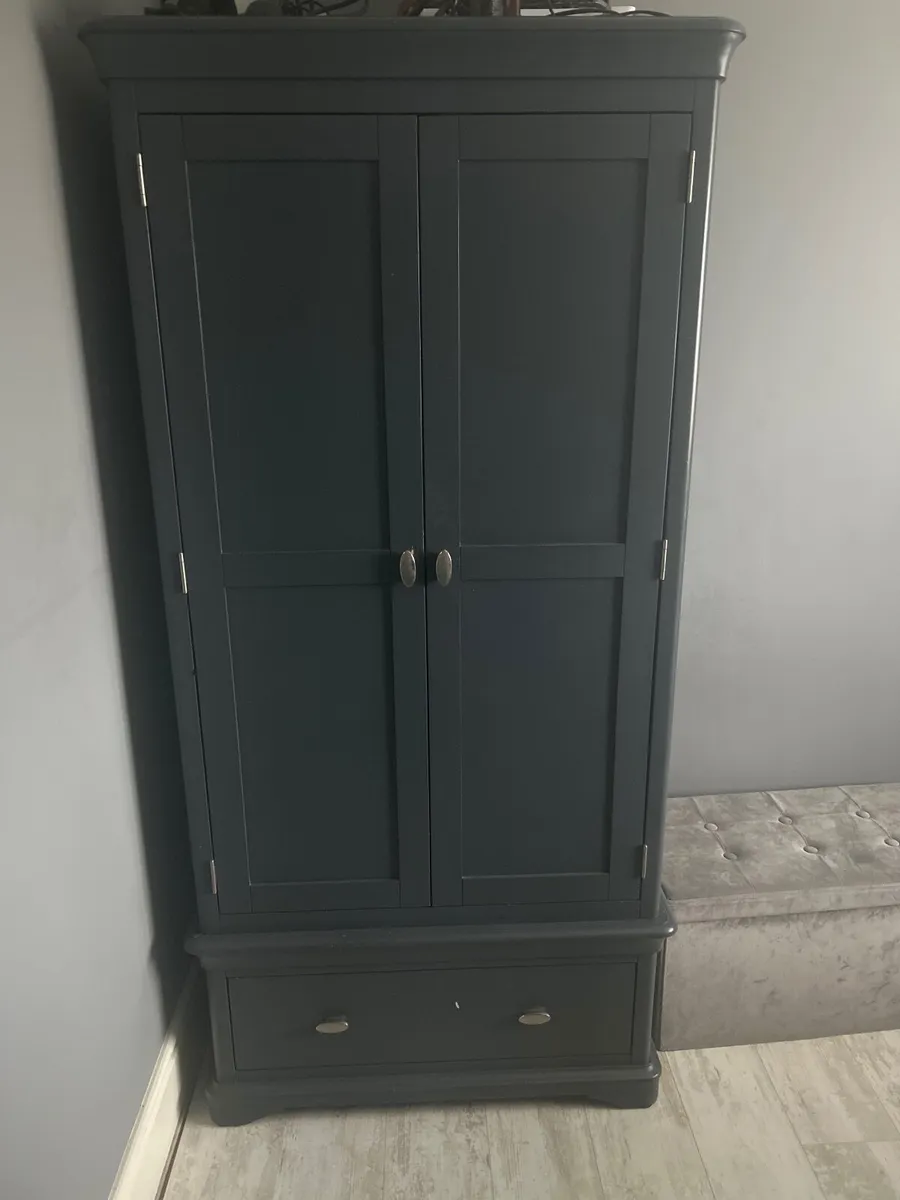 Bedroom set - Image 1