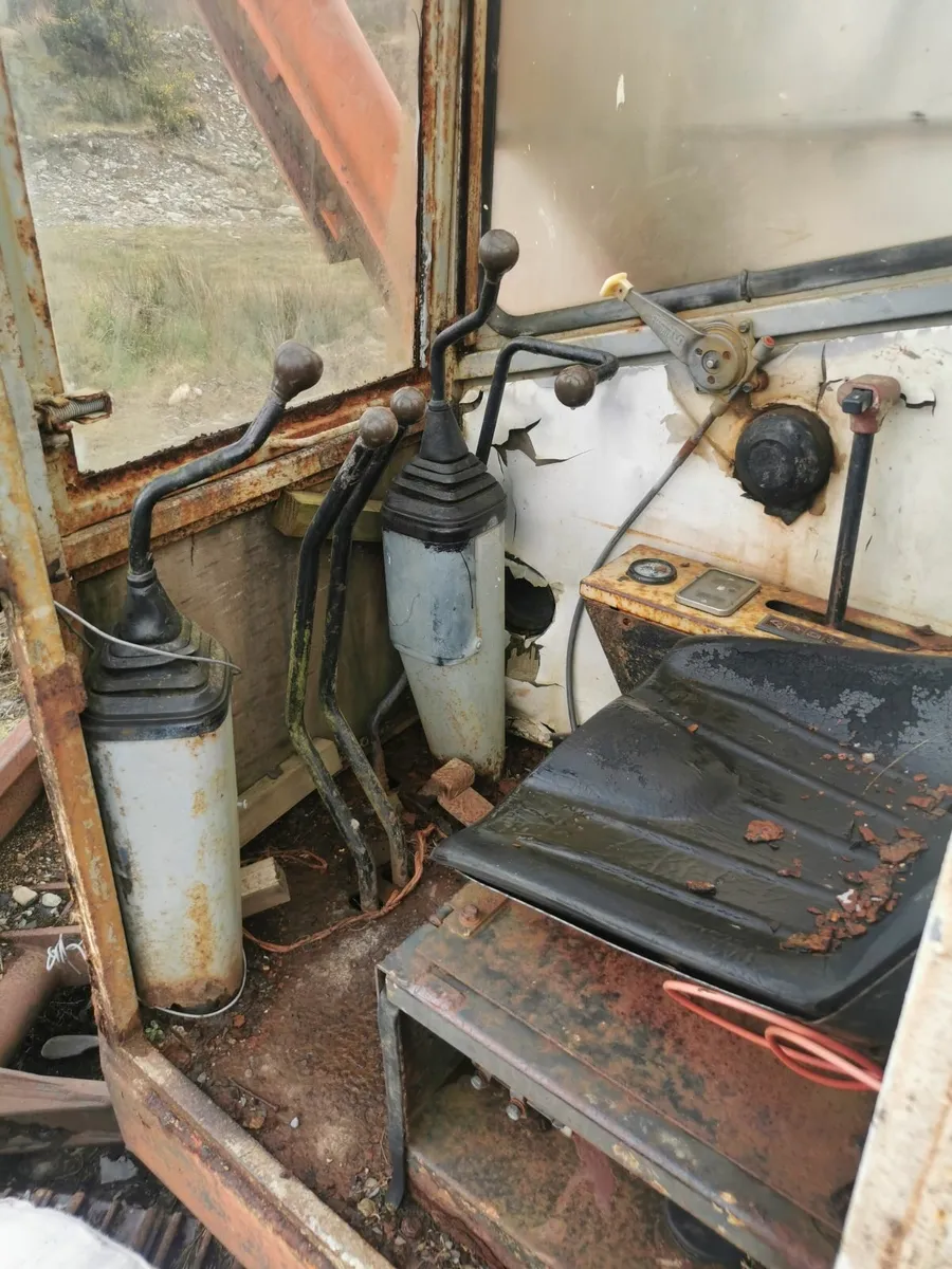 Hitachi URG 5 ton digger - Image 3